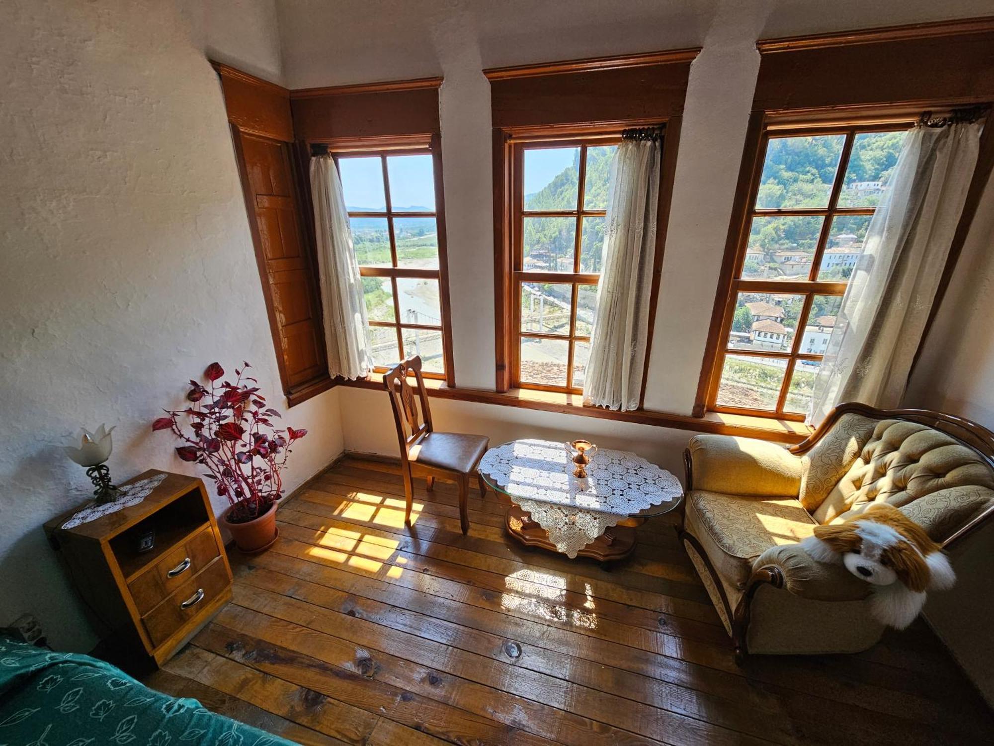 Guest House Panorama 베라트 외부 사진